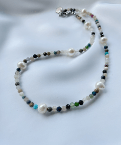 Halskette mit Perlen- und Steinmischung